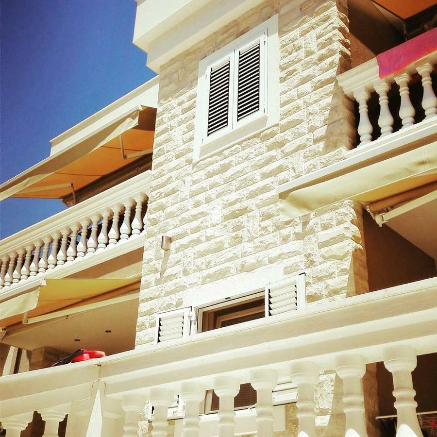 Vila Vodice *
